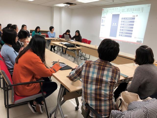 20181122154284716940203330.jpg 各系所秘书认真记录培训内容.jpg